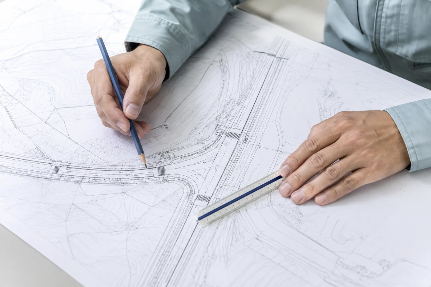 道路工事の図面を確認する作業のイメージ